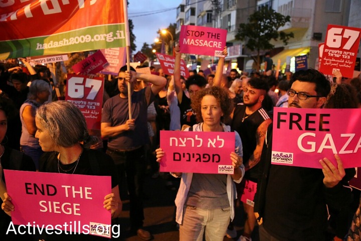 Hundreds of Israelis demonstrate in central Tel Aviv against the killing of 60 unarmed Palestinians at the Gaza protest the day before, May 15, 2018. (Keren Manor/Activestills.org)