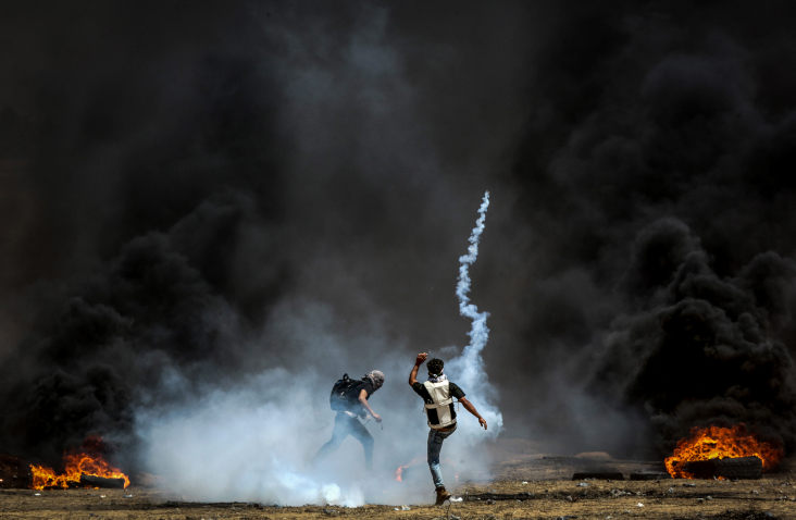 Palestinian protesters during clashes with Israeli forces along the border with the Gaza strip east of Gaza City on May 11, 2018. (Abed Rahim Khatib/Flash90)