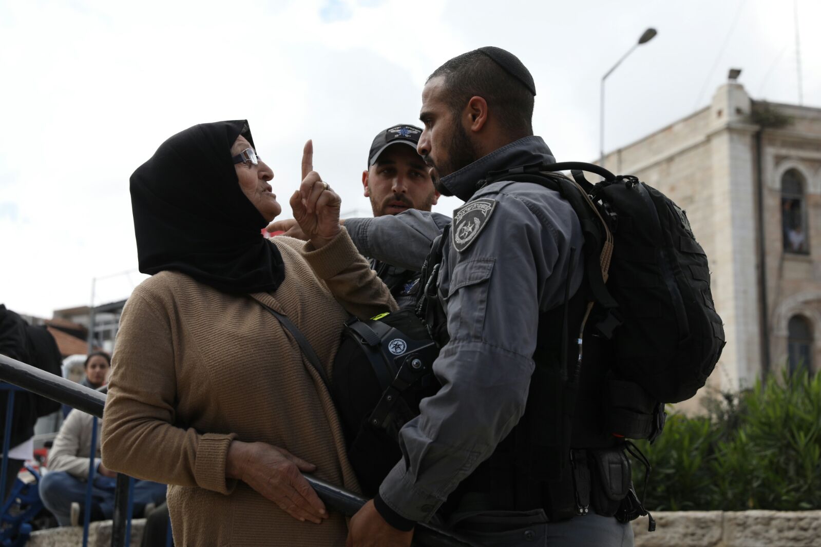 A Palestinian woman argues with an Israeli Border Police officer during Jerusalem Day celebrations near the Old City, May 13, 2018. (Oren Ziv/Activestills.org)