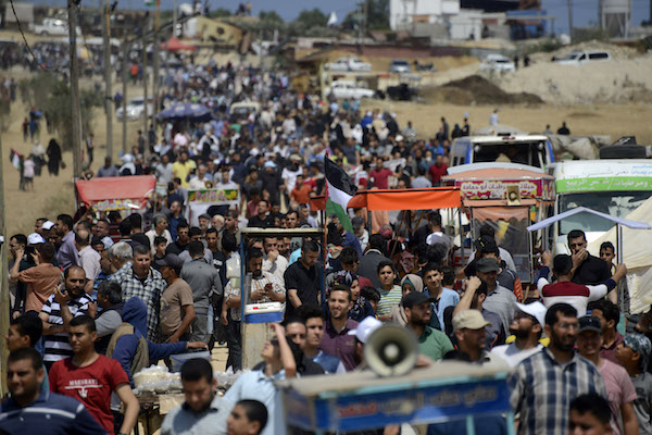 Palestinians march toward the Israeli fence during the Great Return March in central Gaza, May 14, 2018. (Muhammad Zaanoun/Activestills.org)