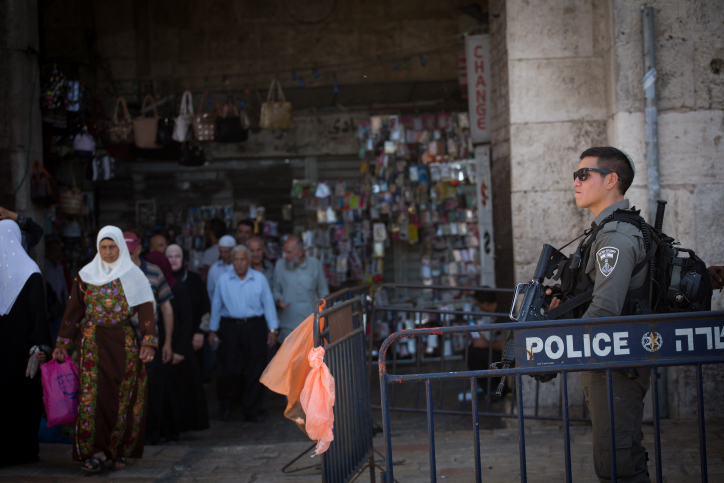 Israeli Border Police officers guard the entrance to Damascus Gate in Jerusalem's Old City, September 21, 2016. (Yonatan Sindel/Flash90)