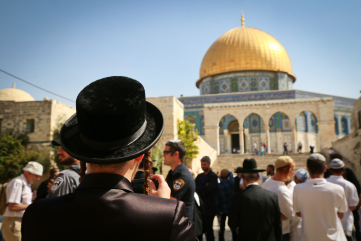 Israeli Jews visit the Temple Mount compound, site of the Al Aqsa Mosque and the Dome of the Rock in Jerusalem Old City, during the Jewish holiday of Sukkot, October 8, 2017. (Yaakov Lederman/Flash90)