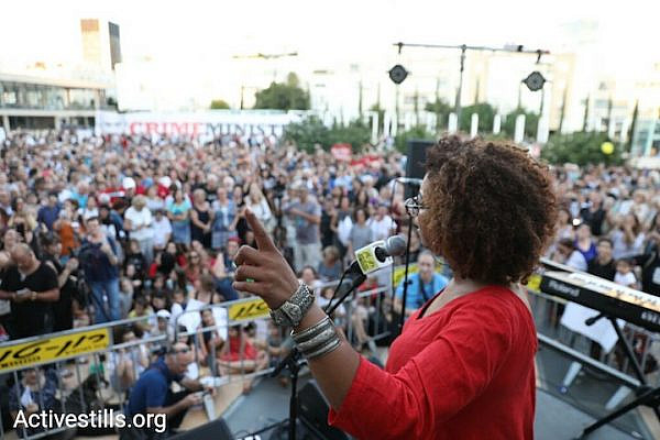 Maria Miguel De Pina, an Arabic teacher from Nazareth, gives a basic Arabic lesson to thousands of Israelis in Habima Square, Tel Aviv, July 30, 2018. (Oren Ziv/Activestills.org)