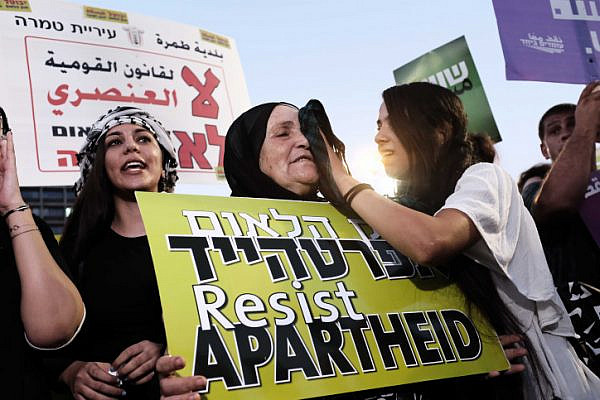 Palestinian citizens of Israel and Jewish supporters protest against the Jewish Nation-State Law in Rabin Square, Tel Aviv, August 11, 2018. (Tomer Neuberg/Flash90)