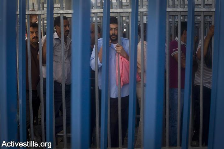 Palestinian men try to pass through the Qalandiya checkpoint on the last Friday of Ramadan, September 3, 2010. (Oren Ziv/Activestills.org)