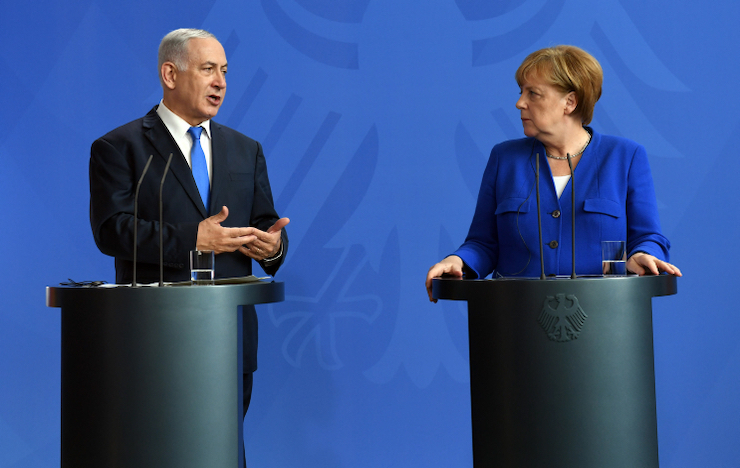 Handout photo of Israeli Prime Minister Benjamin Netanyahu and German Chancellor Angela Merkel in Berlin, June 4, 2018. (Haim Zach/GPO)