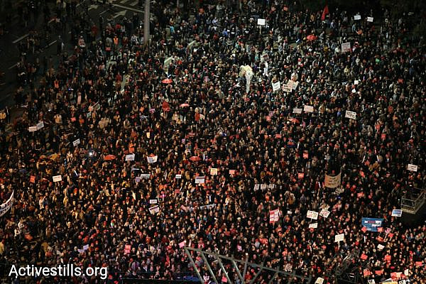 Tens of thousands take part takes part in a mass rally against government inaction toward gender violence, Rabin Square, Tel Aviv, December 4, 2018. (Oren Ziv/Activestills.org)
