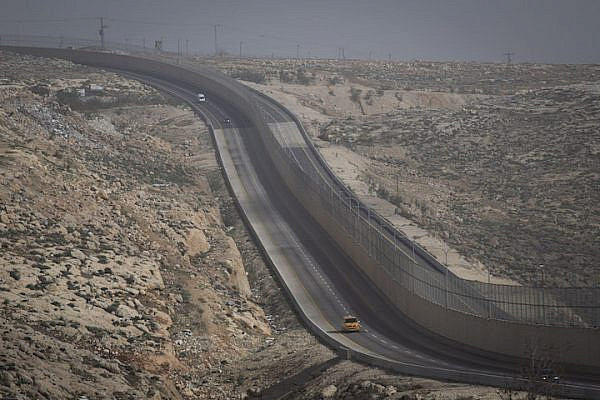 Route 4370, known as the 'apartheid road,' just east of Jerusalem, West Bank. (Oren Ziv/Activestills.org)