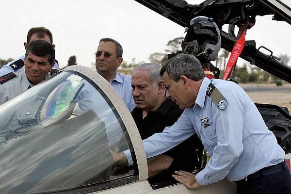 Israeli Prime Minister Benjamin Netanyahu, Defense Minister Ehud Barak, Chief of Staff Gabi Ashkenazi, and Air Force commander Ido Nehoshtanas inspect an F-15, August 11, 2009. (Edo Israel/Flash90)