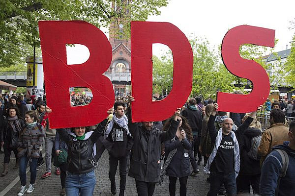 Activists from the 'International Block', hold a BDS sign, during the annual May Day demonstration, Berlin, Germany, May 1, 2017. (Activestills.org)