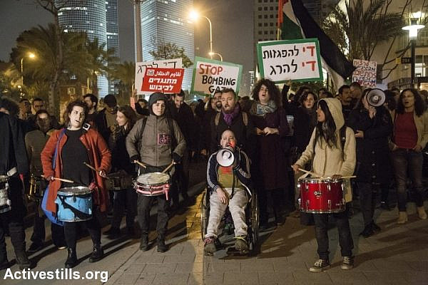 Israeli activists march during a protest in front of the Israeli army headquarter in Tel Aviv city in solidarity with the March of Return of the Gaza Strip and against the Israeli blockade, Israel, March 30, 2019. (Keren Manor/Activestills.org)