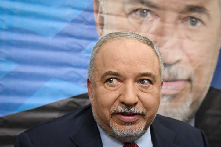 Avigdor Liberman holds a press conference following the dissolving of the Knesset and ahead of the new elections, Tel Aviv, May 30, 2019. (Flash90)