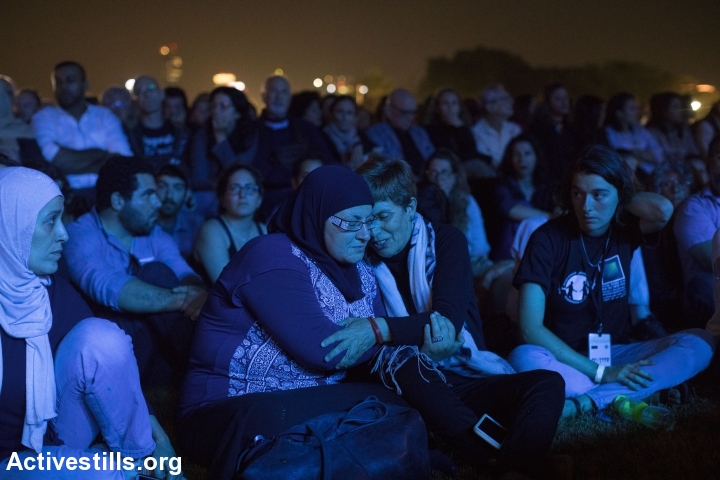 Participants seen during the Joint Israeli-Palestinian Memorial Day ceremony, Tel Aviv, Israel, April 17, 2018. (Oren Ziv/Activestills.org)
