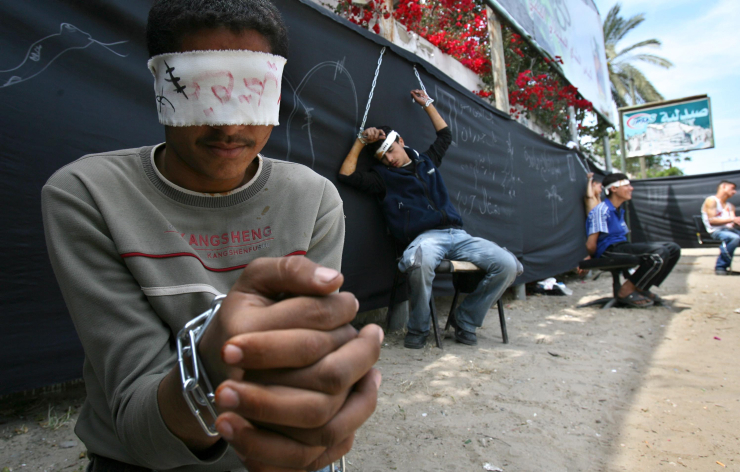 Palestinian boys dressed up as prisoners protest for the release of Palestinian prisoners being held in Israeli jails, Gaza City, 21 April 2007. (Ahmad Khateib/Flash90)