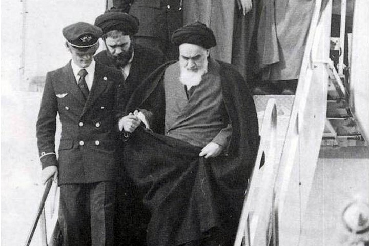 Ayatollah Khomeini returns to Iran after 14 years of exile on February 1, 1979. (sajed.ir/BY-SA 3.0)