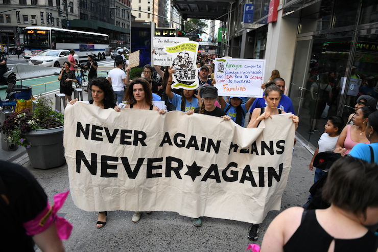 Hundreds of American Jews protest against ICE raids at an Amazon store in New York City, August 11, 2019. (Gili Getz)