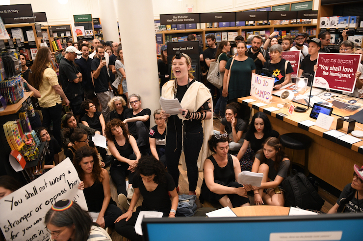 Hundreds of American Jews protest against ICE raids at an Amazon store in New York City, August 11, 2019. (Gili Getz)