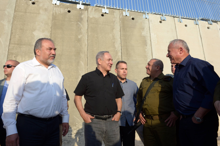 Israeli Prime Minister Benjamin Netanyahu and former Defense Minister Avigdor Lieberman visit the separation wall between Israel and the West Bank near the village of Tarqumiyah, July 20, 2016. (Haim Zach/GPO)