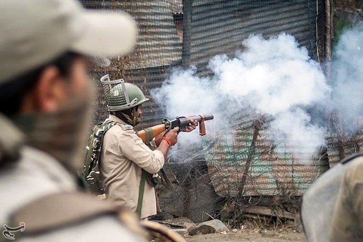 Indian security forces used tear gas to disperse thousands of pro-independence demonstrators following Eid al-Adha prayers in Kashmir, September 2, 2017. (Tasnim News Agency/CC BY 4.0)