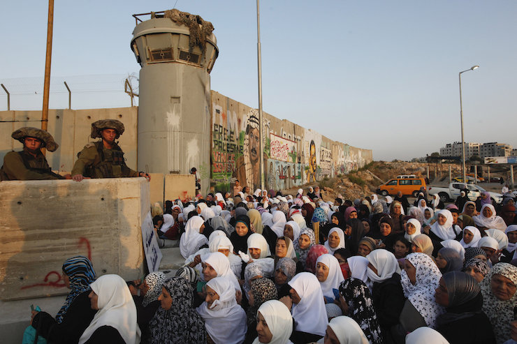 Palestinian muslim worshippers wait to cross the Qalandia checkpoint on the outskirts of the West Bank city of Ramallah on August 20, 2010 amid tight Israeli security. (Miriam Alster/Flash90)