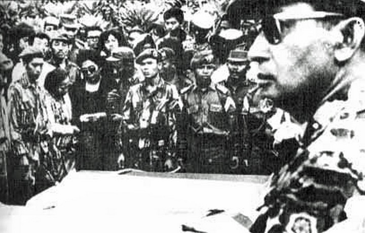 Photo of then-Maj. Gen. Suharto of Indonesia attending funeral of five generals slain in 30 September Movement. (PD-INDONESIA)
