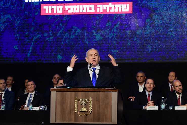 Prime Minister Benjamin Netanyahu speaks at an 'emergency' Likud rally in Tel Aviv, November 17, 2019. (Tomer Neuberg/Flash90)