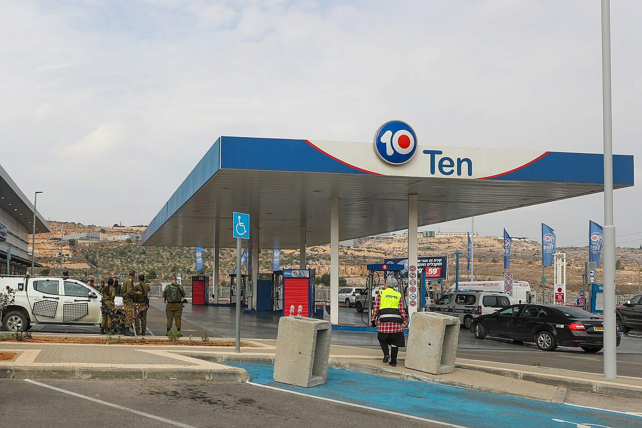 The Ten gas station outside the settlement of Ariel in the northern West Bank, November 15, 2022. (Jamal Awad/Flash90)