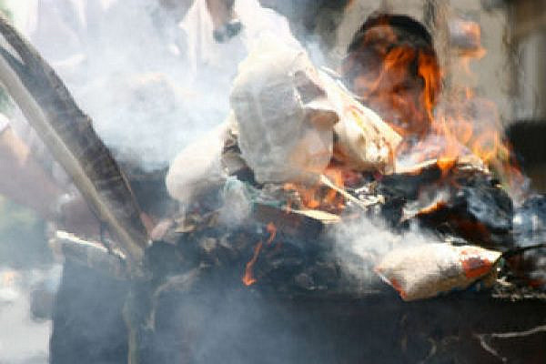 Burning of bread on the eve of Passover (Yossi Gurvitz)