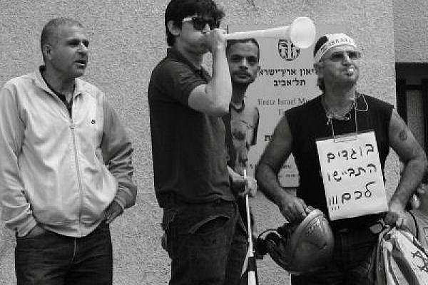 Right-winger counter demonstration: Making noise (Photo: Yossi Gurvitz)