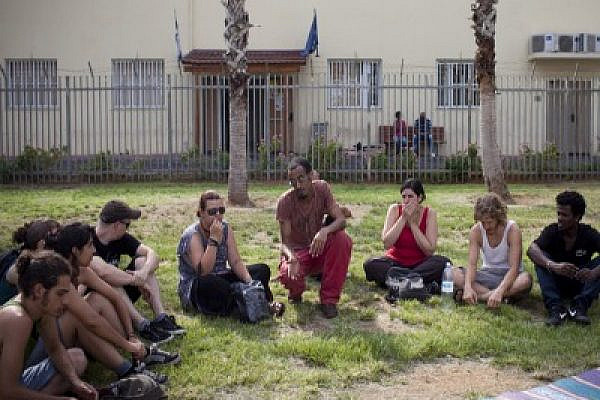 People gather in Lewisnky Park after police arrested a member of a tent city, 8 August, 2011 (photo: Activestills)