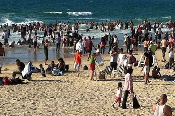 Hundreds of thousands of Palestinians allowed free entry into Israel during Ramadan 2012 enjoy the Tel Aviv beach (Assaf Shatil)