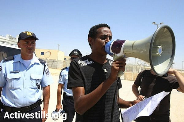 Isayas Teklebrhan at a demonstration in Saharonim, August 31, 2012 (photo: Yotam Ronen/Activestills)