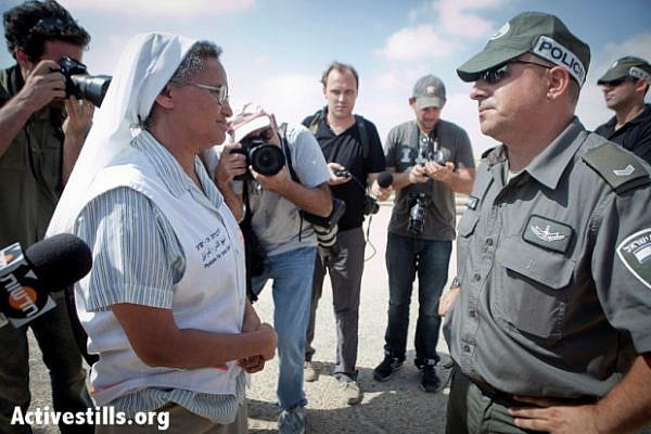 Sister Aziza from Physicians for Human Rights attempts to convince Israeli Border Police to allow a delegation of doctors to visit Eritrean refugees trapped on Israel's southern border, September 6, 2012 (photo: SGActivestills.org)