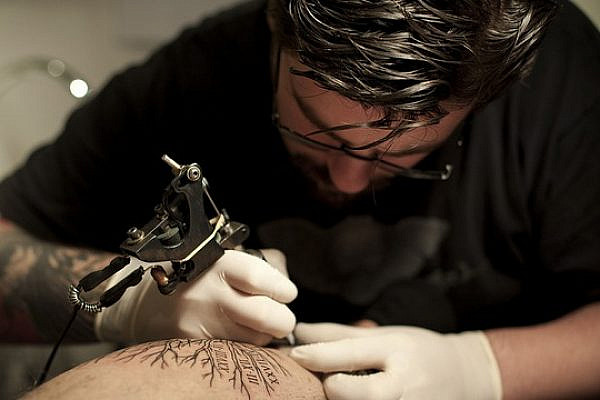 A tattoo artist. (photo: Lucie_Ottobruc / flickr CC BY-NC-ND 2.0)