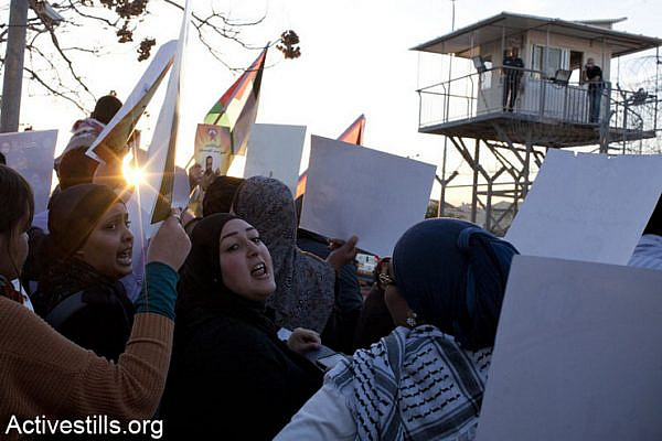Demonstration in front of Ramle prison in solidarity with Palestinian prisoner Samer Issawi, February 4, 2013. Issawi has been on hunger strike for 194 days and is currently held in an Israeli medical detention center in critical condition. (Photo by: Keren Manor/Activestills.org)