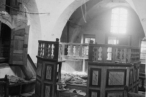 Synagogue desecrated by Arab rioters in Hebron. (photo: Wikicommons)