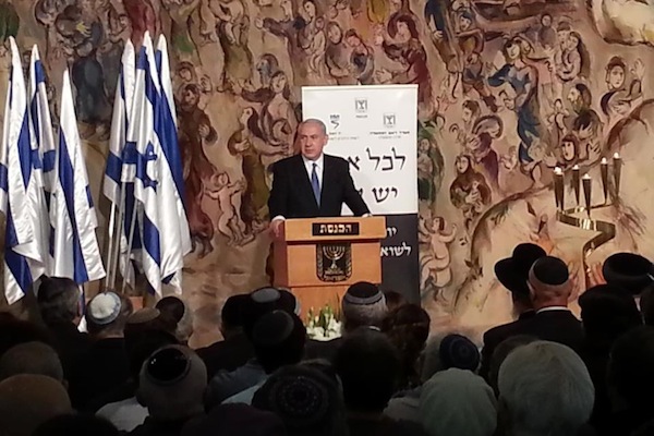 PM Netanyahu speaks at Holocaust Remembrance Day ceremony at the Knesset in Jerusalem, April 8, 2013 (Raffi Shamir/GPO)