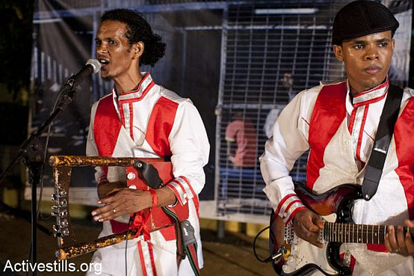 A musical performance by refugees during the Refugee Day in tel Aviv on June 20, 2013.
(Keren Manor/Activestills.org)
