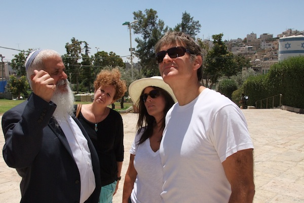 Dr. Mehmet Oz with his wife and a Jewish settler in Hebron, July 29, 2013. Behind them are Palestinian homes. (Photo: This World: The Values Network)