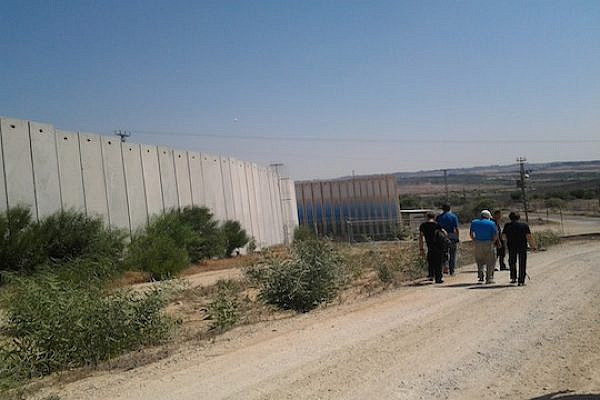Italian activists from the NO TAV movement walk along the separation wall with Gaza. (photo: NO TAV Movement)