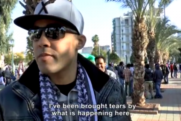 Rapper-activist Jasiri X visits African asylum seekers in south Tel Aviv's Levniski Park (Screenshot: SocialTV)
