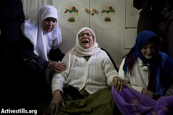 An elderly Palestinian woman mourns Said Jasir, an 85-year-old man who died after inhaling tear gas shot by Israeli soldiers. (photo: Activestills)