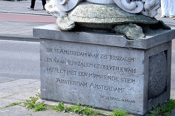 The monument to Jacob Israel de Haan in Amsterdam. (Photo: Lukas Koster/CC)