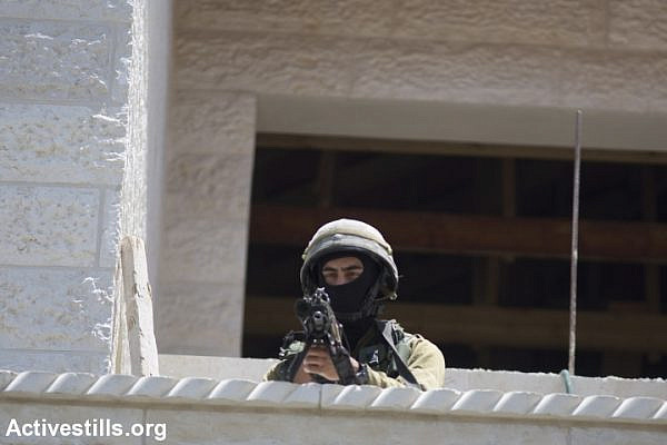 Israeli soldiers raid the village of Halhul, near Hebron. (photo: Activestills)