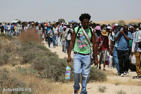 Thousands of African asylum seekers leave Holot detention center without intention to come, June 25, 2014. (Oren Ziv/Activestills.org)