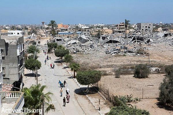 Palestinians recover belongings from the Khuza'a neighborhood following bombardment by Israeli forces, Gaza Strip, August 3, 2014. (Anne Paq/Activestills.org)