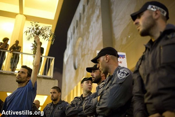 Israeli policemen look on during an anti-war demonstration in Tel Aviv. (photo: Activestills.org)