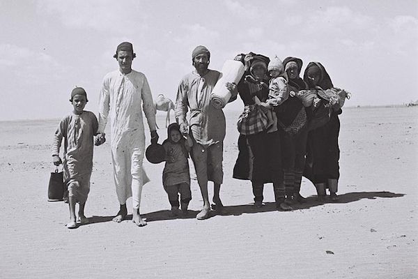 Yemenite Jews walking to a ‘reception camp’ near Aden, 1949. (Photo by Kluger Zoltan/Israel National Archive)