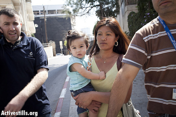 Israeli authorities arrest a migrant worker and her small child [file]. (Photo by Oren Ziv/Activestills.org)