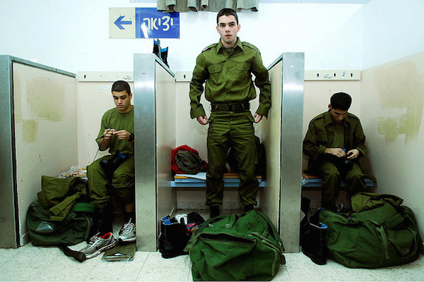 New IDF conscripts put on uniforms for the first time, November 20, 2006. (Photo by IDF Spokesperson)